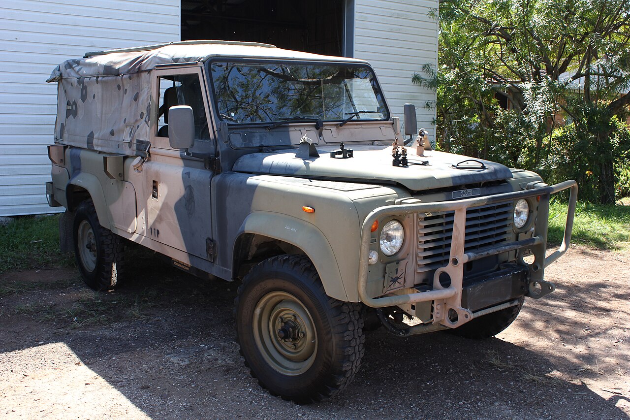 Ex-Australian Army 1989 Perentie 110 with the FFR tray-side antenna mounts and canopy antenna cut-outs, photographed in 2013