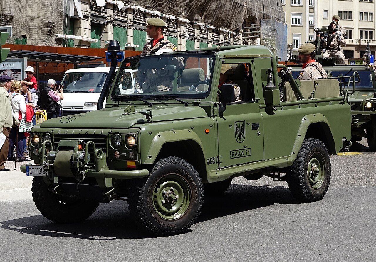 Aníbal Soft Top — The related open cab-top Aníbal on parade with Regimiento de Artillería Antiaérea 71 — same two-door cab but with the hood struck and a roll bar over the rear bench seats, rather than the canvas tilt